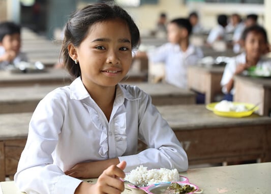 Seorang anak makan dengan lahap